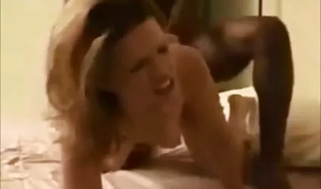 Esposas Señora que se encrespa al cuello con picos en el suelo y lubricar el culo redtube veteranas con aceite para un acoplamiento suave