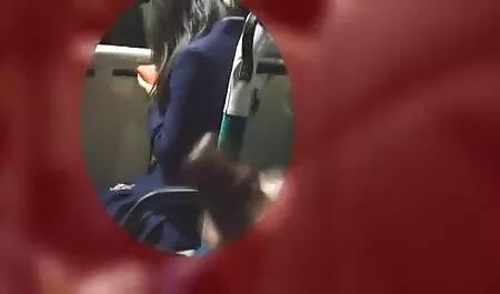 Un joven videos de veteranas teniendo sexo negro golpeó a una prostituta callejera en la boca mientras su esposa vende calabazas en el mercado