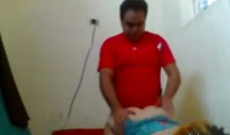 Un tío fuerte rasgando a su esposa dormida en su boca y cuando se despierta se inclinó su cáncer videos de mujeres veteranas en el culo