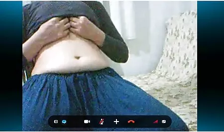 Semen en la boca con el semen pegajoso después de una videos de veteranas xxx mamada rápida mientras el Tío fuma en la terraza