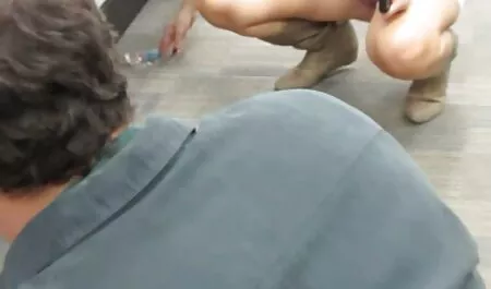 Colchón video veteranas desnudo sentado mientras está sentado en el baño y cubriendo el pollo rojo cuando la mujer descarada vino a llenar el lavado de combustible