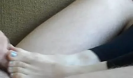 La perra siempre ha querido encantar al jefe, pero todavía no ha sido, entonces ella vio que estaba hablando por videosxxx veteranas teléfono conectado a bajar la mesa, desabrochar su mosca y chupar su polla en su boca y el hombre tampoco tiene miedo, pero le gusta follar a la perra con fuerza. gatito