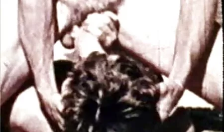 La madre vio a la novia de su hijo meterse debajo de las mantas y comienza a chupar su gran polla mientras ve la película y la madre veteranas amateur xxx decide enseñar al perro que se queda con ellos toda la noche, Encuentra tu camino hacia su habitación y lamer suavemente la hinchazón del clítoris de ella