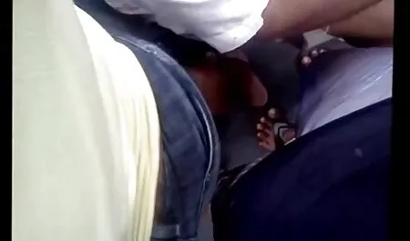 Ella se cambió de ropa delante de los hombres detrás de la pantalla en el vestuario y chupó su polla, y videos de veteranas calientes él en silencio se quitó