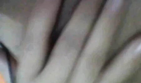 Mientras las chicas ven televisión en el suelo con palomitas de zorras veteranas maíz, un amigo las atornilla en secreto detrás de ellas indistintamente
