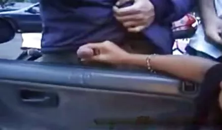 Levante la salchicha en veteranas follonas la caja de pimienta húmeda, colgando del pelo de los accesorios del tatuaje