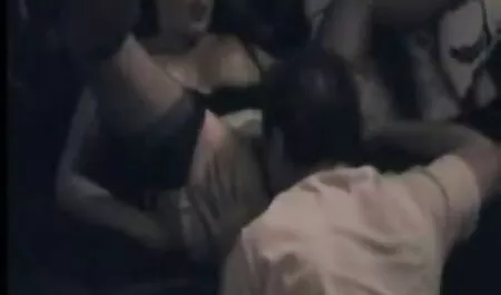 Un ex vecino en una oficina de la escuela, se deslizó en la mejilla después de una reunión de videos de veteranas gratis graduados de ayer