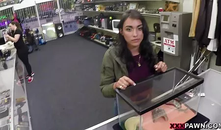 Tres picos borrachos de diferentes aldeas burlándose de moretones en videos pornos de mujeres veteranas una cabaña abandonada