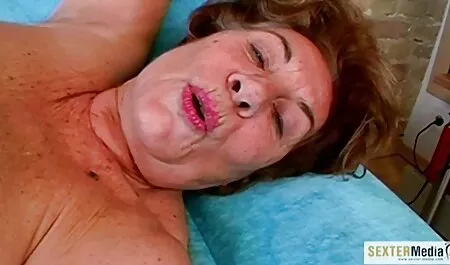 Arrastrando a videos veteranas desnudas un joven, tirando de las extremidades de su mano hacia ella, jugando con ella en el sofá, saltando sobre el culo