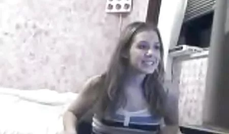Hábilmente mueve su boca sobre el rábano en el medio de la noche en la cabina, bajo la luz de un teléfono videos sexo veteranas móvil