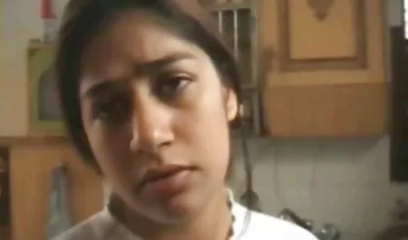 La mitad de ver videos porno veteranas las hermanas revolución se burla del hombre hasta que lo atrajo con un tren