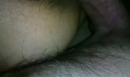 Hermana hablando por teléfono, y desde la parte posterior entre las piernas, un fetiche enfermo veteranasxxx atrae a un miembro de la