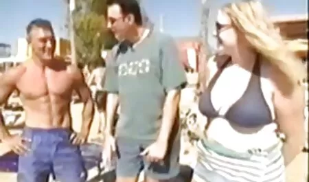 Se metió en el juguete porno de veteranos de goma en el ano descuidadamente y comienza al orgasmo varias veces.