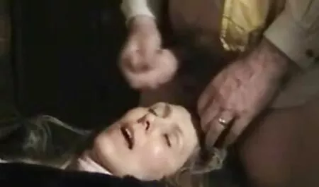 Rubia videos de sexo de veteranas con una pequeña pechuga de pollo en su pene y líquido blanco que fluye de su vagina