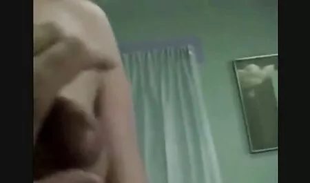 Un colega sin bragas apareció veteranas penetradas en el equipo femenino en la oficina, y el primer día la mujer masturbó a la pobre criatura con la multitud