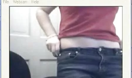 Podliza con hábil lamiendo vagina veteranas bien ricas volando en cuclillas en su cara con culo