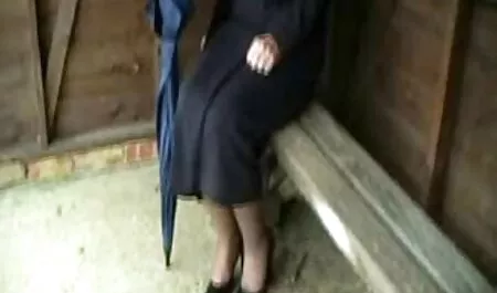 La nueva chica de convoy elite se ve muy veteranas cerdas sexy y el chico le sugirió que huyera de la recepción y en la terraza de la casa, le parece interesante y ella agarró el pene de él por la boca y el coño, coño afeitado.