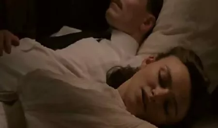 Madura e insaciable antes del sexo, una mujer rica ver videos de mujeres maduras xxx se sorprendió novio su joven para follar en el culo en el granero en la pila de hierba seca para caballos