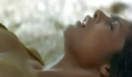 Candid su vestido como en una cena, el chico muy emocionado y cuando ella salió de la habitación y se sentó en el sofá, él directamente le dijo que quería follarla en lencería seductora, follar esto y ella era como él en tantas palabras sobre la belleza de ella y el viaje se pospone porque ahora van veteranas follando gratis a tener al mismo tiempo