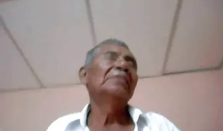 Una novia tetona, terrible, interminable, continua subida de su novio para tener relaciones sexuales y ella ni veteranas zorras siquiera se dio cuenta de que su madre podía ver todas estas cosas, luego la llevó a la habitación para follar duro en ella
