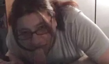 Un amigo de pie en la parte inferior de la puerta y cojiendo veteranas masturbándose en la fertilización pareja, ver en la brecha