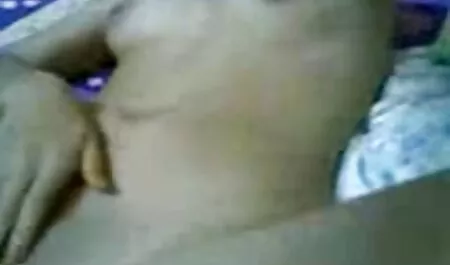 Atrévete a tomar extremidades frente a la cogiendo veteranas joven en el autobús y retocar, y él mismo no ve el infierno