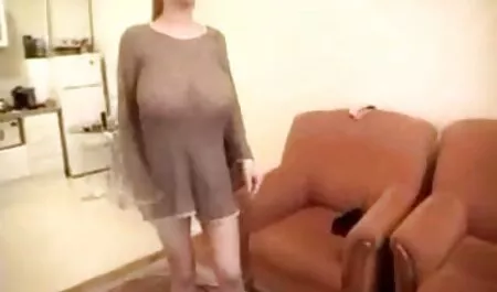 Shmara este tipo alto sentado en su regazo junto a una chimenea mientras manosea el pecho videos veteranas sexo de su amo