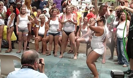 Ninfómana Joven Alex Gray atraer a un amigo veteranas hermosas desnudas para un picnic, la difusión de sus piernas sin bragas en frente de él