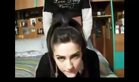 La tímida Khokhlushka videos veteranas follando Olesya levanta lentamente su vestido y le explica a su amiga que no tenía bragas.