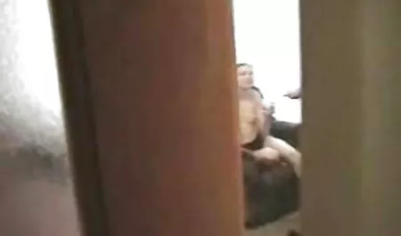 Flaco señora fue acechado en el escritorio del jefe, se sumerge en veteranas cogiendo resbaladizo vagina