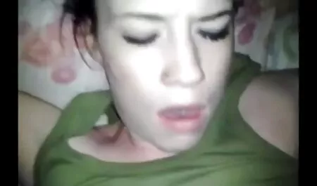 Rubia con tetas falsas hace que veterana culona y tetona un hombre infierno con su madrastra viendo la televisión