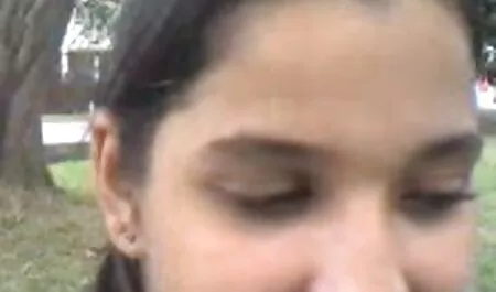Una mujer en calcetines transparentes veteranas gozando se quita las bragas delante de un hombre joven y empuja dos dedos hacia él