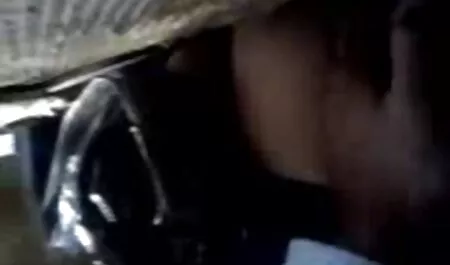 Mujer embarazada con sínfisis roja acostado en la bañera y acariciando su coño en la ducha de veteranas penetradas agua caliente