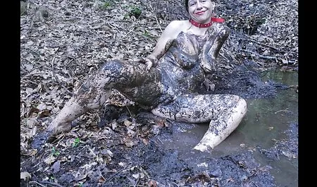 Vierte la crème brûlée en el shnyag y dale a esta niña videos porno con veteranos un delicioso regalo, tragando de las extremidades del tomate que es muy