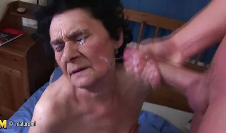 Un viejo uzbeko azota a una abuela al suelo, un niño con un teléfono en la videos veteranas hot mano los monos y evita que los agricultores resuelvan el caso.