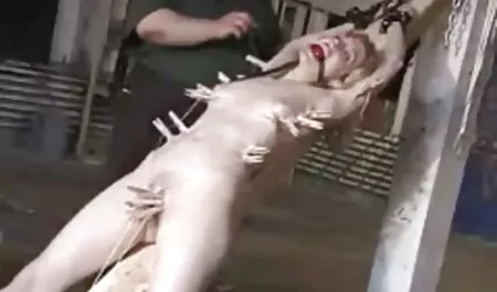 Chupando grandes hombros sobre sus rodillas en pantalones rosados delante videos de lesbianas veteranas de un espejo