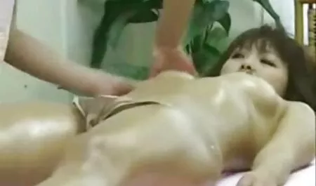 Mestizo gordito Espía porno veterano de las adolescentes de baño y golpeando en la cama, la conducción de una pequeña parte de la vulva en