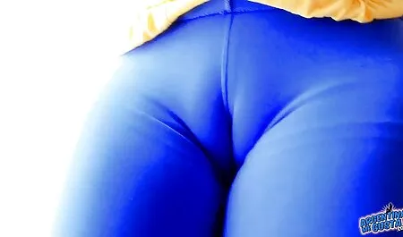 Ella puso a su suegra, en un armario, en un armario cuando agarró el vestido en videos xxx veterana el vestuario