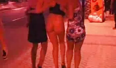 Un hombre veteranas buenas follando calvo en un apartamento alquilado amante inquietante y asomándose debajo de su falda, tratando de obtener ingratiate viejo mande