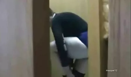 Arthur atornillar a una videos por no maduras mujer en el culo, golpeando un dedo en la vagina rosa