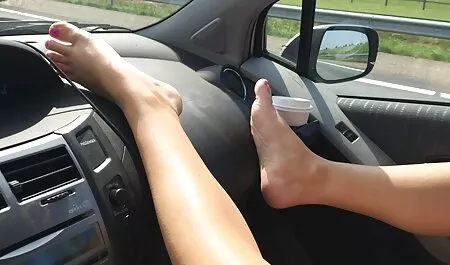 Los niños pequeños ven el falo del macho por primera vez y se avergüenzan, se quitan la ropa interior y se la ponen en la videos xxx con veteranas cara.