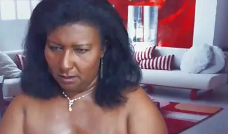 Joven borracho mujer desnuda striptease y videos veteranas sexo se masturba con rosa falo