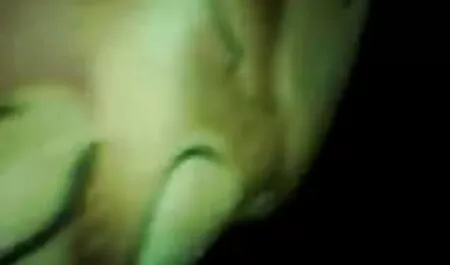 Las amas de casa queman a su gordas veteranas desnudas hermana a la masturbación y mientras huele las bragas
