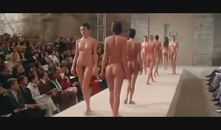 El novio no está en casa, y él mismo acarició pus en el taburete, y un vecino a tientas en porno veterano el patio lo miró