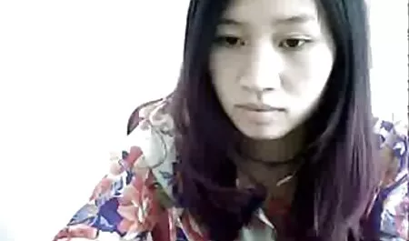 Shlendra loco saltando sobre la vagina calva en la videosxxxveteranas silla de las piernas, al revés