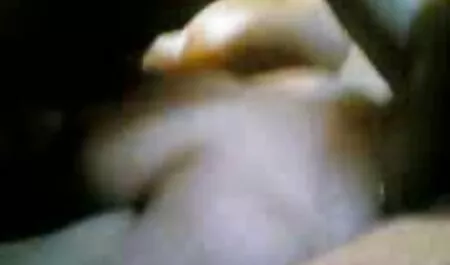 Las tapas son resistentes en la punta de la abertura vaginal que es frágil con una pequeña cabra veteranas follando en la parte superior con sus garras