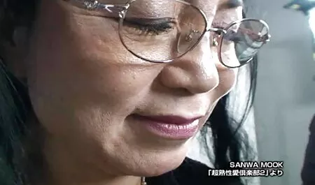 Durante la conversación con los padres de sus compañeros de clase, el hombre veteranas fornicando no le quitó los ojos de sus senos, y ella lo vio