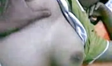 La mujer rubia interpreta el papel de videos xxx veteranas gratis una mujer con un cigarrillo entre los dientes, sentada con su vagina frente al maletín de esclavos