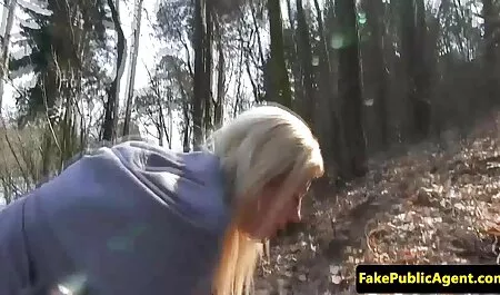 En un pueblo Cottage, un vagabundo mirando a la esposa de otro hombre bajo los rayos del sol, levantando las piernas hasta los hombros y sumergiéndose videos veteranas gratis en el agujero de terciopelo
