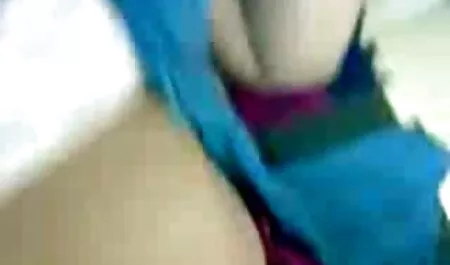 Un gángster calvo en el traje de un tigre rasgando su ropa en una chica que veteranas bien calientes es atrapado y arrastrado a follar en el dormitorio